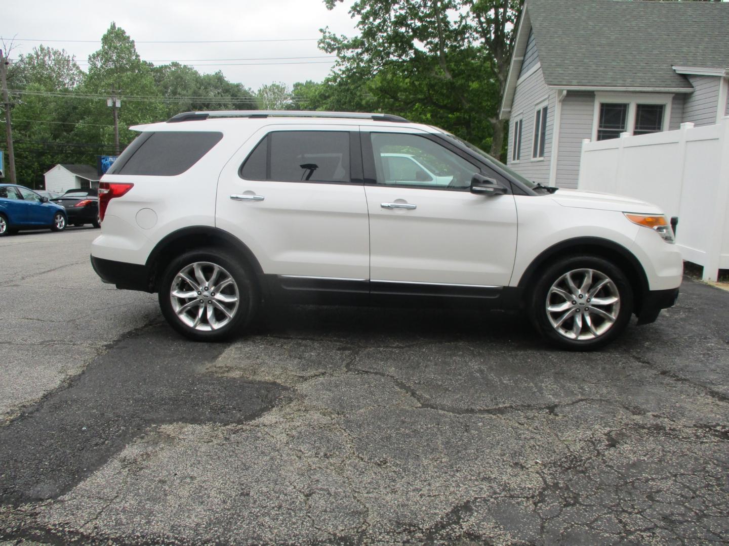 2013 WHITE Ford Explorer (1FM5K8D81DG) , AUTOMATIC transmission, located at 540a Delsea Drive, Sewell, NJ, 08080, (856) 589-6888, 39.752560, -75.111206 - Photo#9